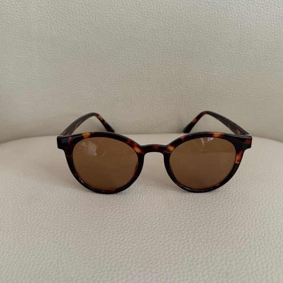 NWOT Frye and Co Stylish Tortoise Shell Sunglasses for Women. MSRP $70 main image 10